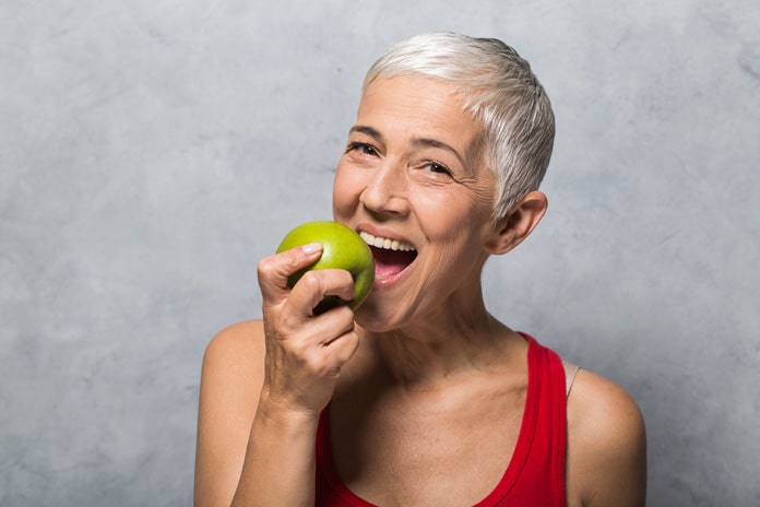 Comment s'habituer à manger avec une prothèse dentaire ?